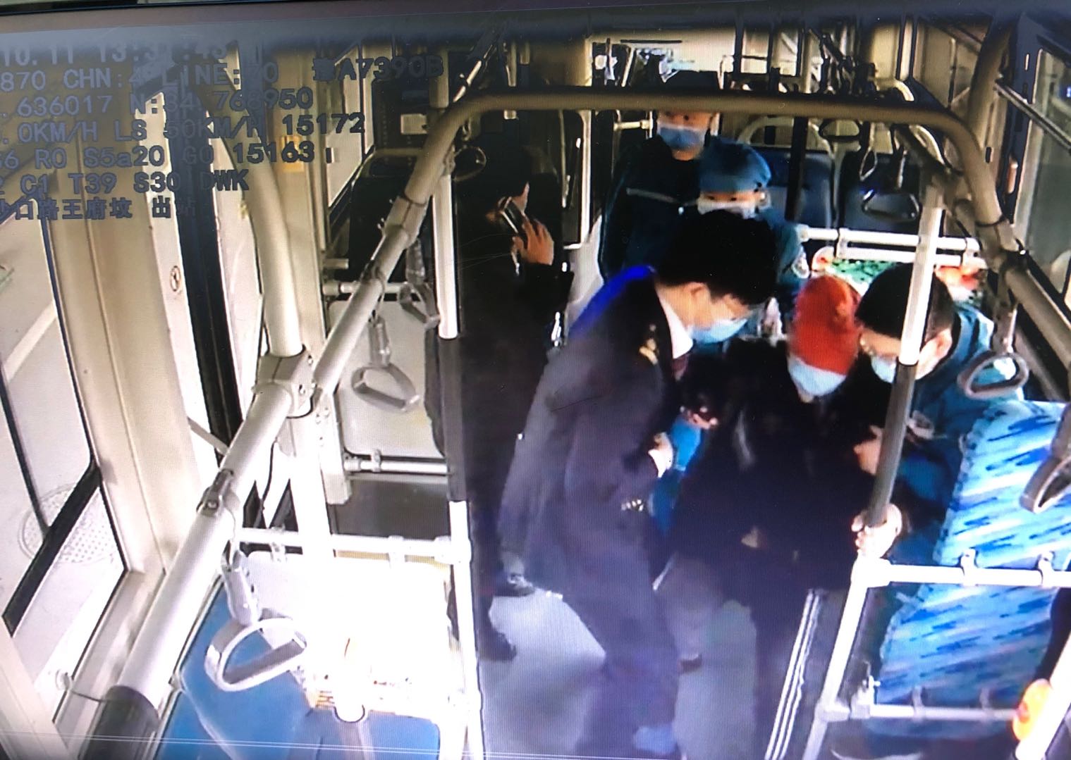 |老人独自出门随身携带便捷联络卡有必要吗？郑州一老人遇紧急情况后联系家人却未果