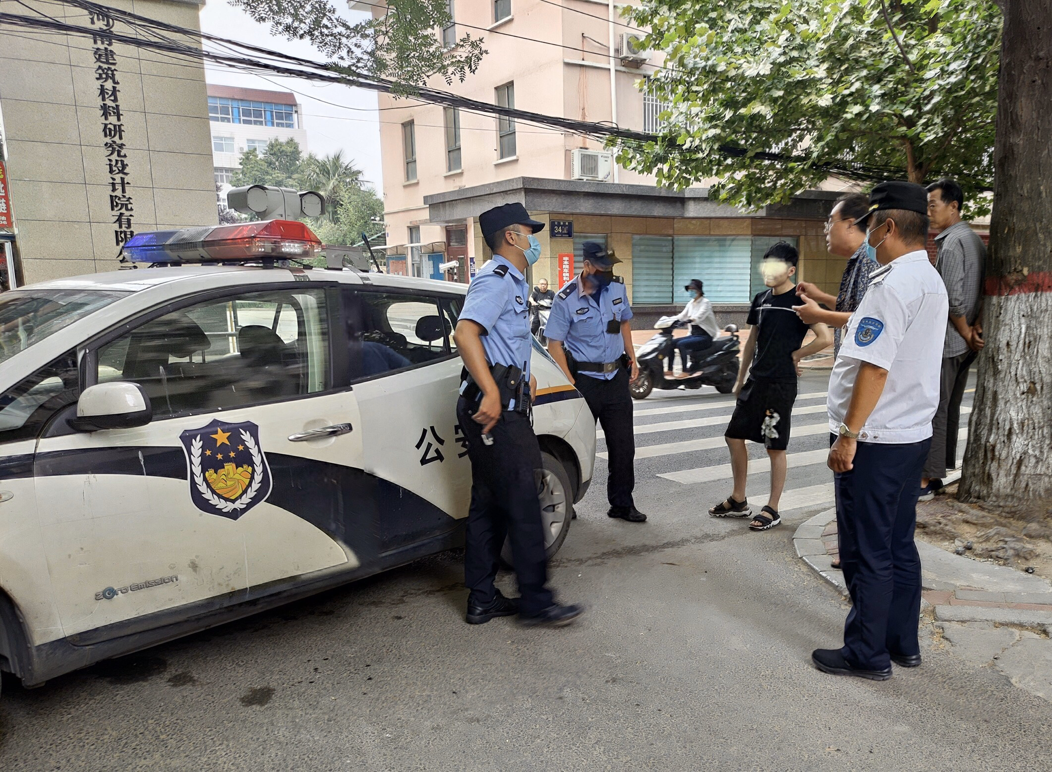 陌生男子正在家里睡觉一陌生男子开门进来，老人惊恐中拽住了对方……