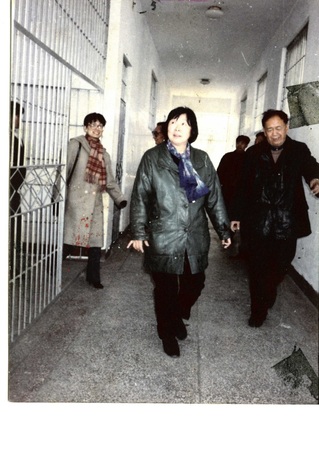 1995年12月时任教育部成教司副司长瞿延东来校视察