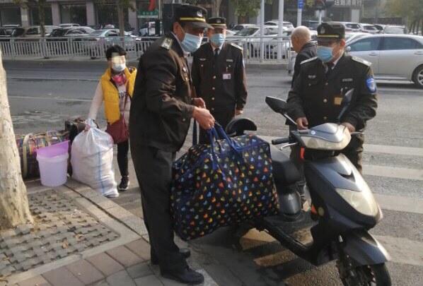 |母亲病重，女子越急越打不到车回家，还好有他们