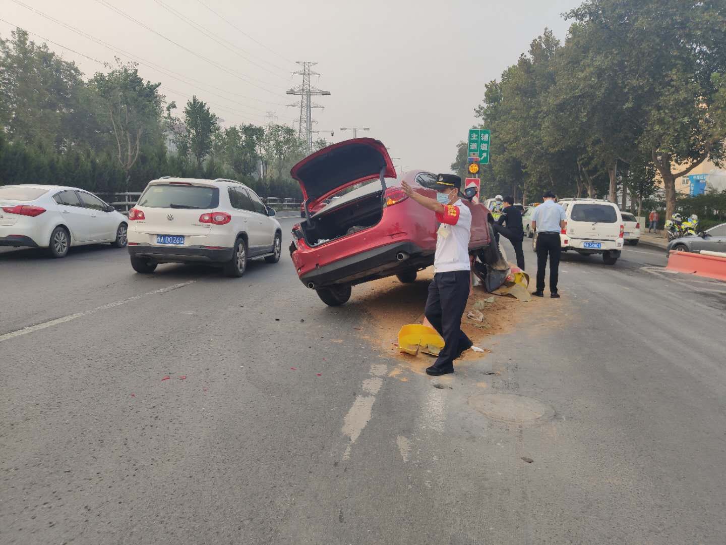 隔离带|这辆汽车咋“骑”上了隔离带？
