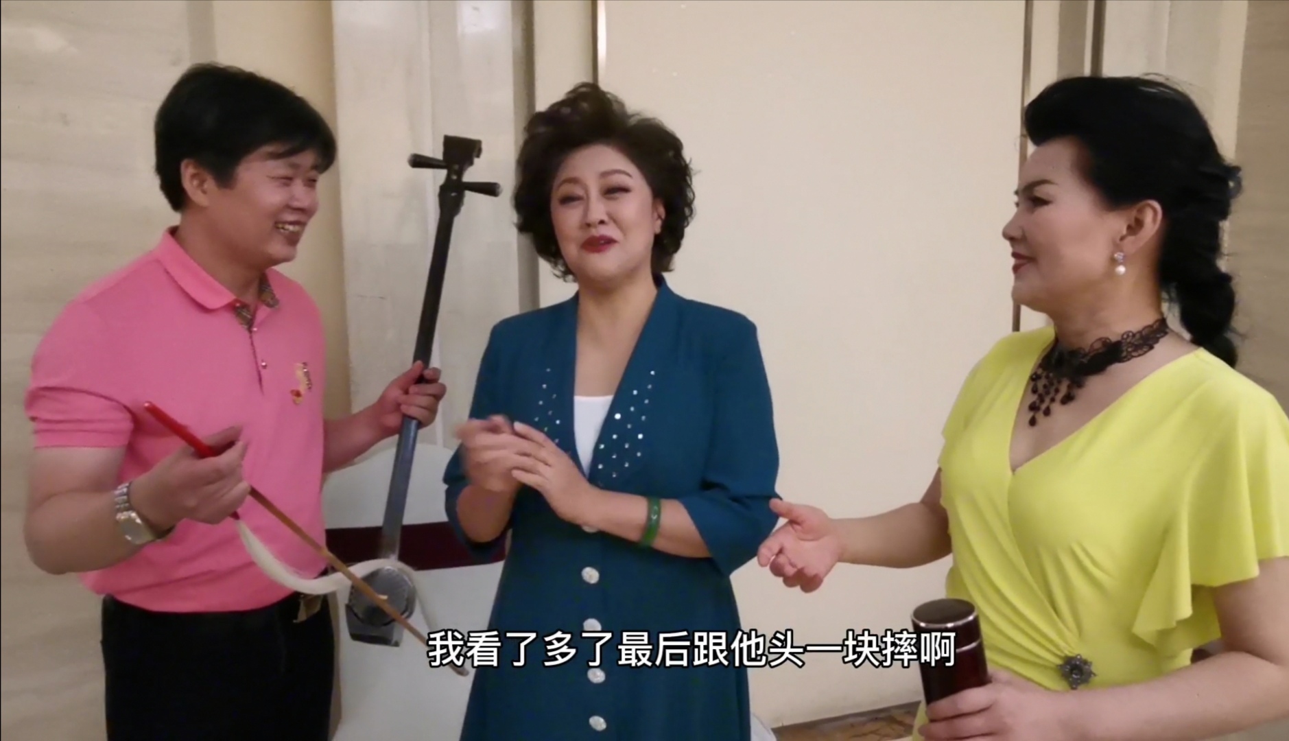 太牛了！直播中琴弓突然断了，曲胡演奏家捏着弦丝拉完，观众没发现