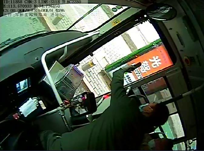 『王光辉』聋哑人乘公交 车长无法用有声语言与其交流 来看车长如何化解尴尬