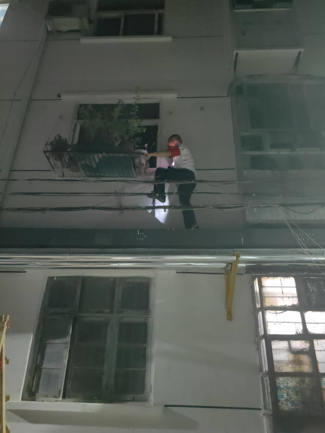 社会万象|老人丢了家门钥匙急得团团转，热心人爬上二楼帮老人开门