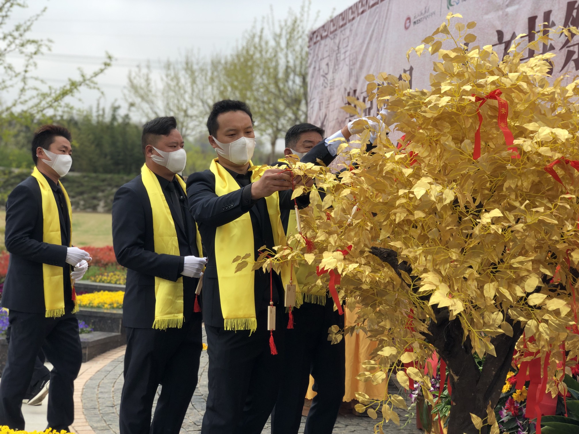 『倡议书』“清明云端寄哀思”系列‖ 网络共祭倡新风 现场宣读《携手抗疫 文明追思倡议书》