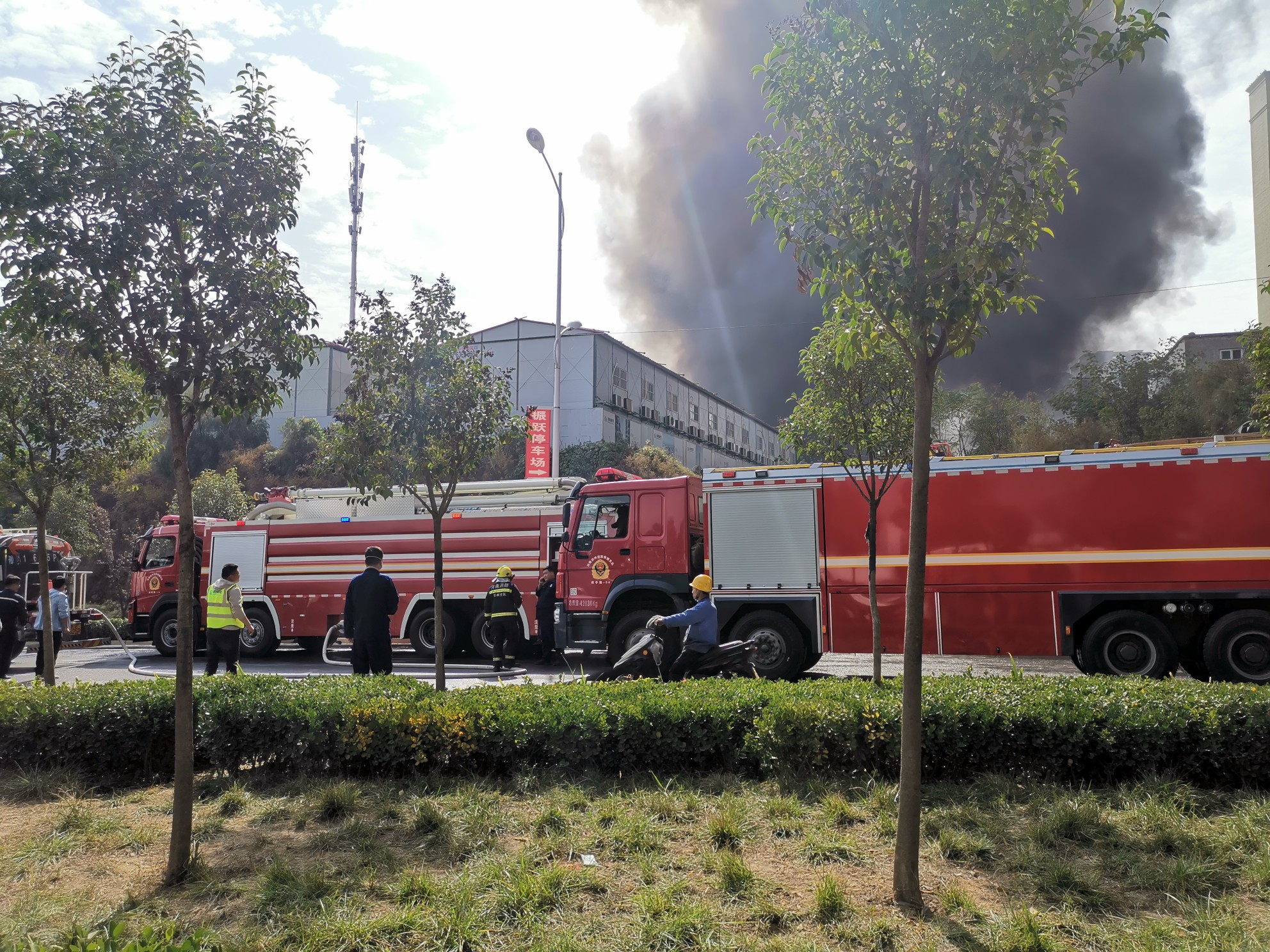 |一仓库突发大火，滚滚浓烟熏黑半座城的天空