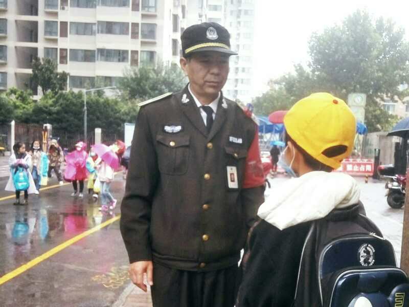 |父母闹离婚孩子放学无人接？站在街头无助小男孩，求助路人送他回家