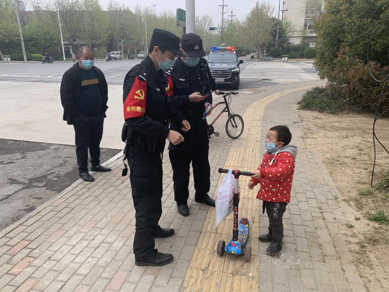 法制：暖心！3岁幼童找不到妈妈路边大哭，幸亏遇到他们