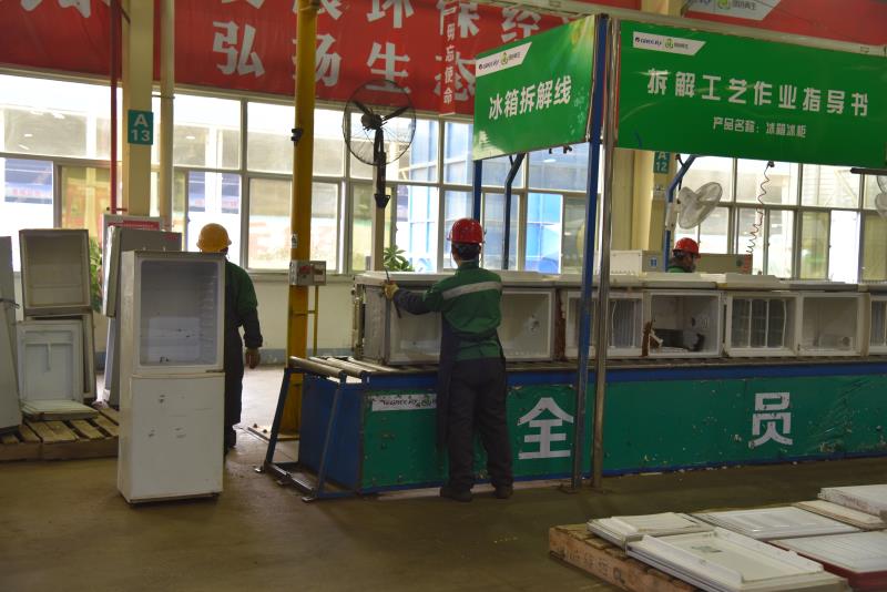 市民代表便提出了心中的疑惑,该公司负责人解释到,"一台冰箱可回收9