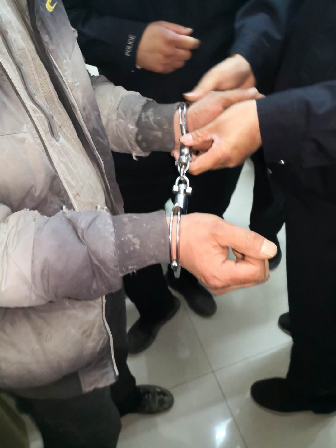 周口这名男子过40岁生日为何收到一副手铐