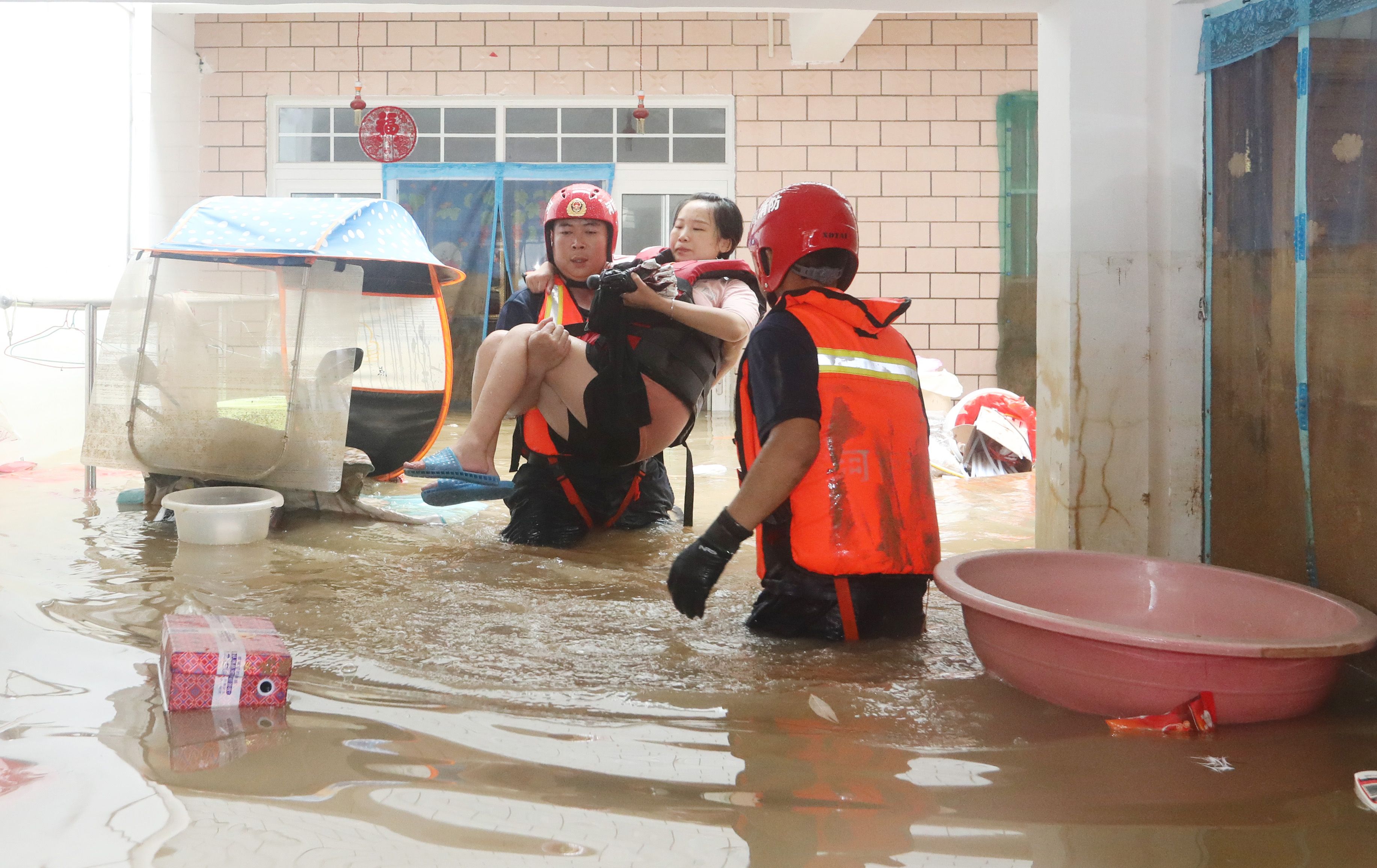 河南洪水救灾感人图片图片