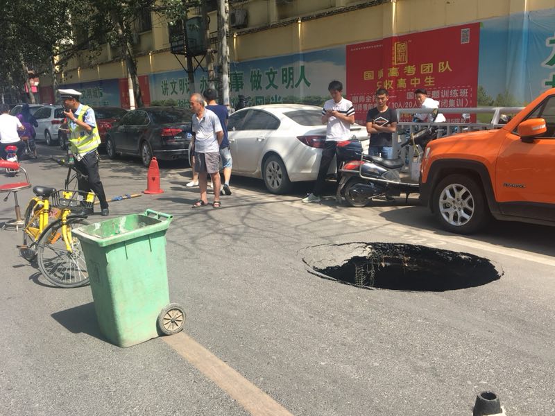 突发!郑州金城街路面出现塌陷,实施东向西单行