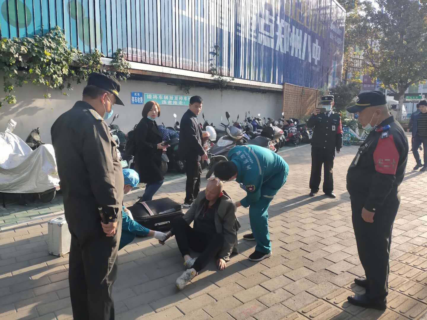 |南阳男子来郑找工作因低血糖晕倒街头 众人帮忙使其转危为安