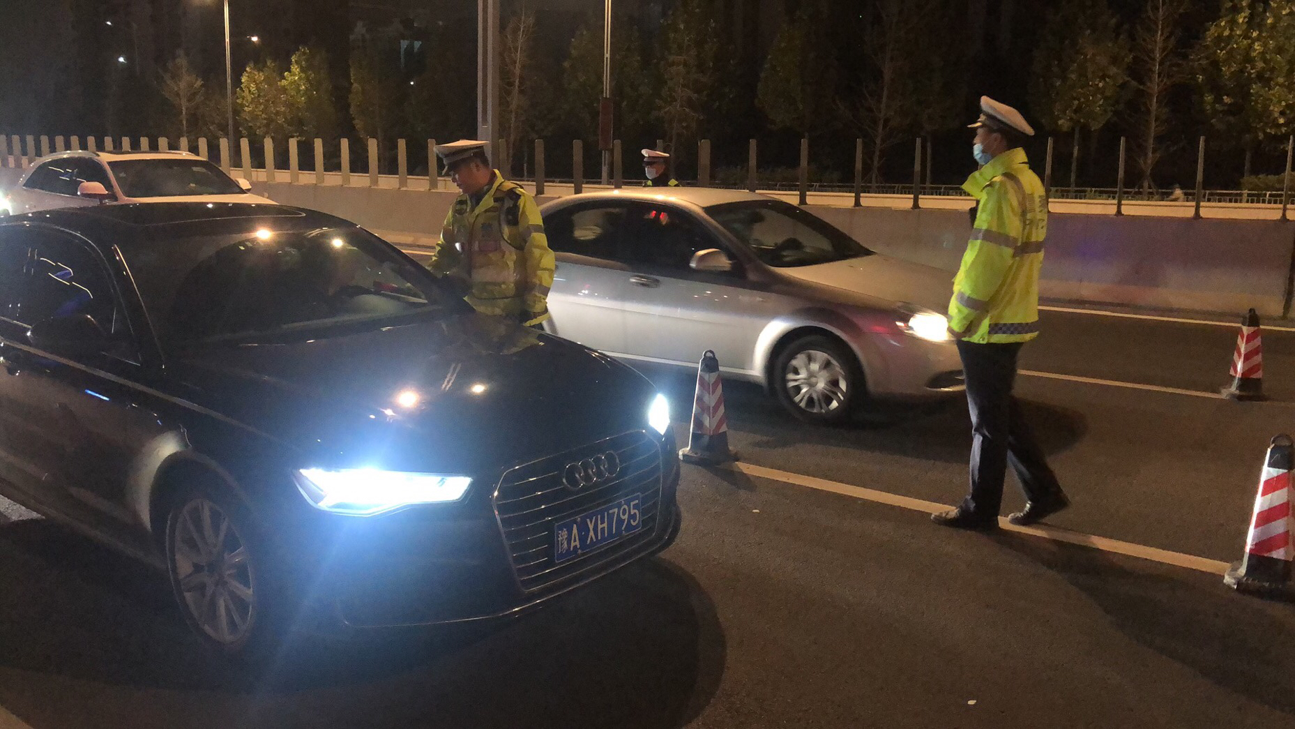 |双节期间，郑州交警队持续开展重点车辆违法整治