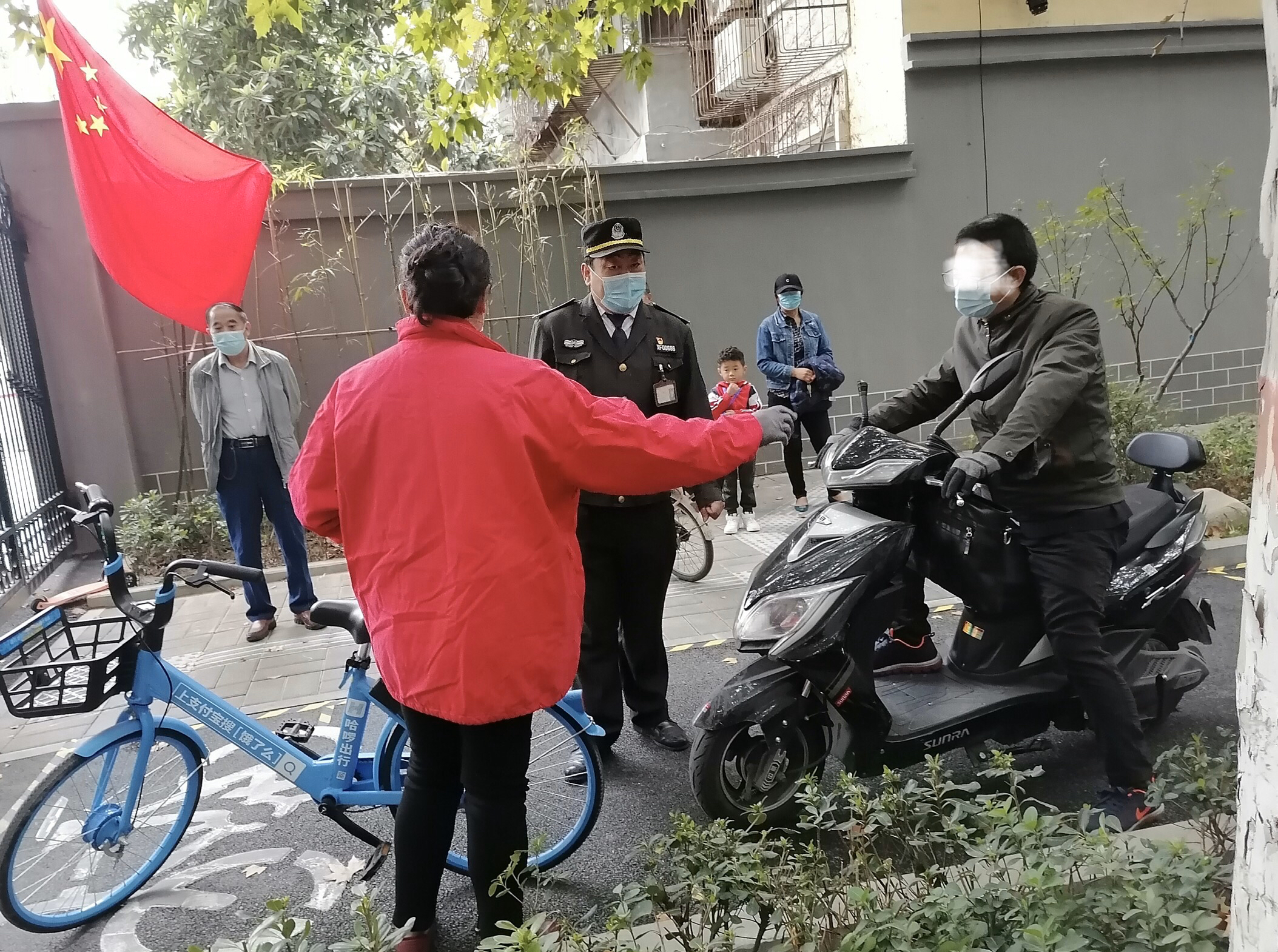 |电动车撞上共享单车，俩骑车人却为鞋子的事争吵，咋回事？