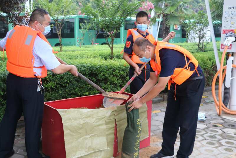防汛物资|救生衣、绳索和应急手电等防汛物资一个不能少 防汛排涝应急演练真枪实弹，确保汛期市民乘车安全