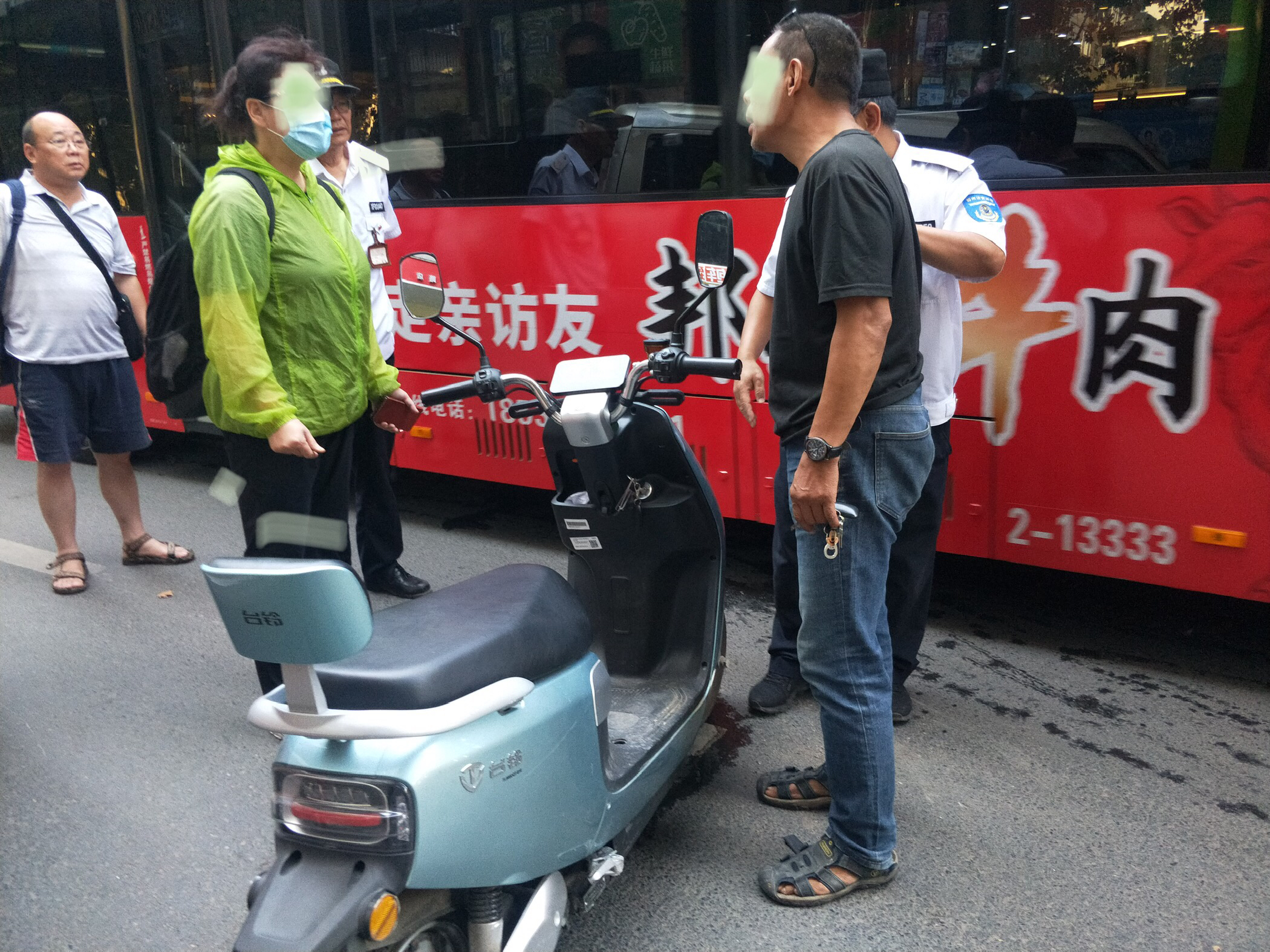 面包车|两辆电动车相撞受损，停在路边的面包车“买单”，咋回事?