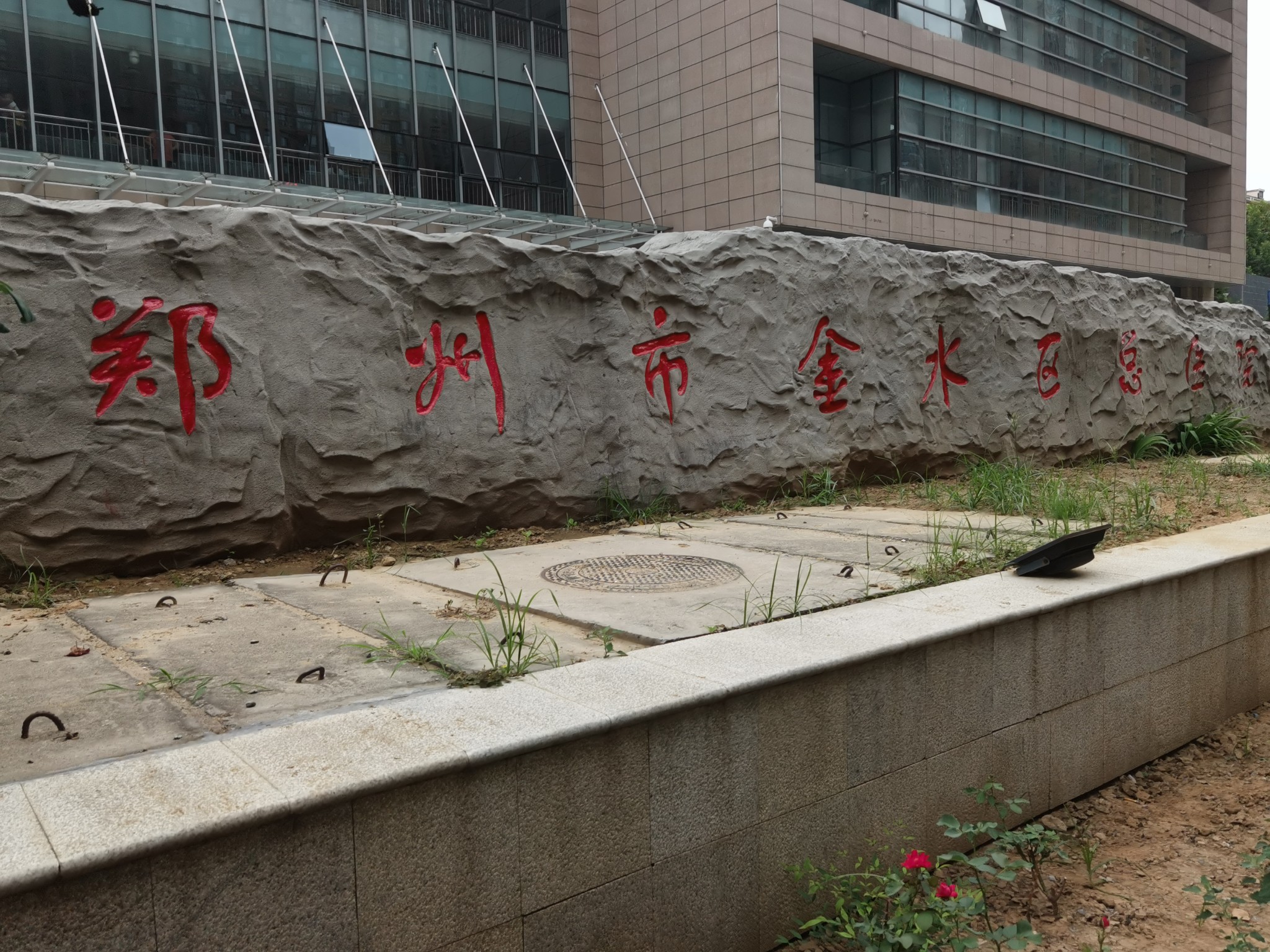 急救|郑州一8岁男童在小区水系电线旁玩耍时身亡，事发时究竟发生了什么?急救人员：右手发现有焦黑碳化的迹象