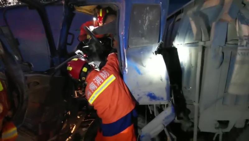 |货车发生追尾 车头严重变形，1人被困车内