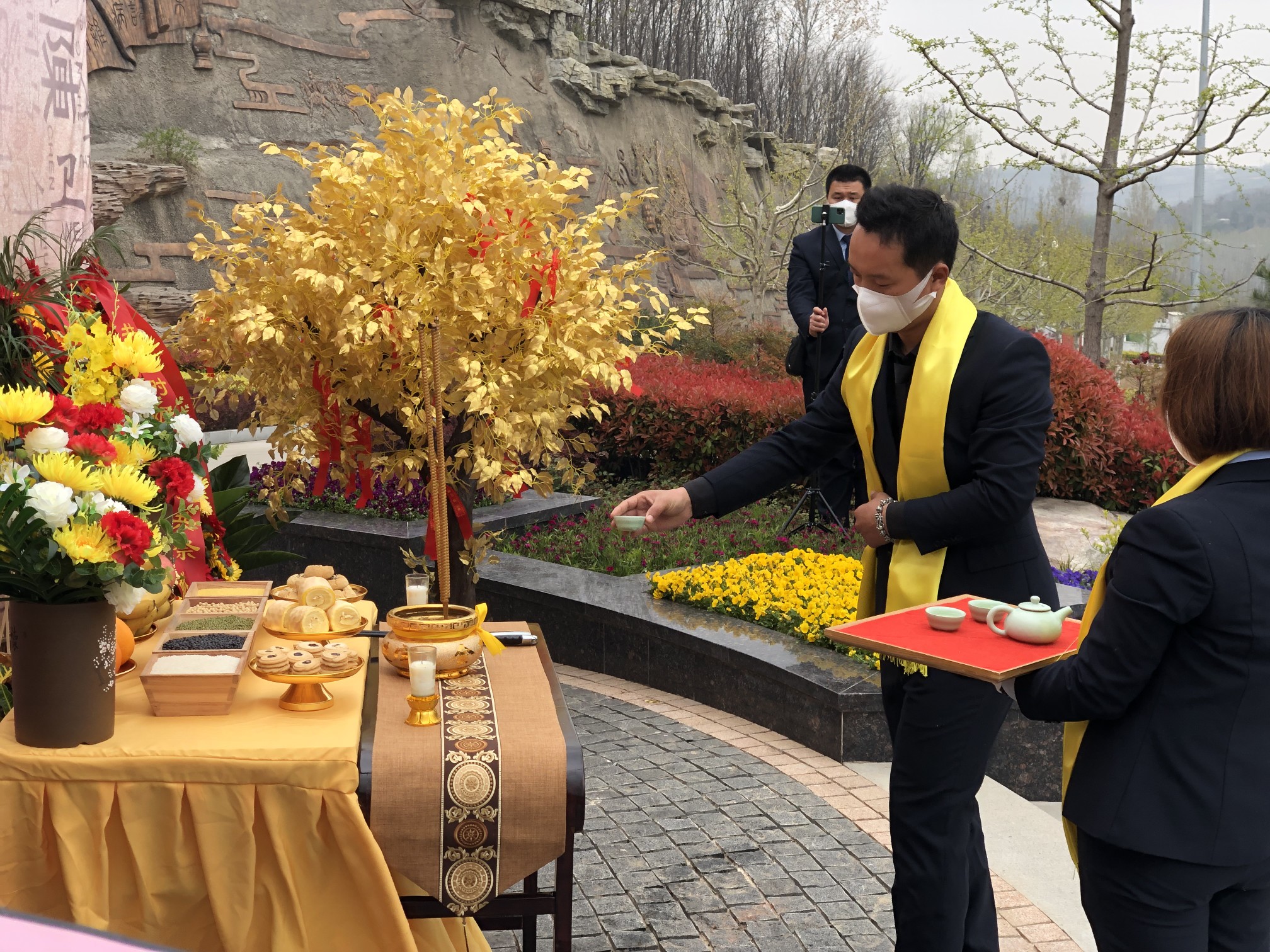 『倡议书』“清明云端寄哀思”系列‖ 网络共祭倡新风 现场宣读《携手抗疫 文明追思倡议书》