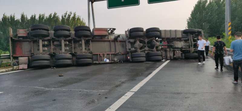 德上高速|快讯！德上高速濮阳范县段沥青车侧翻 现场发生拥堵