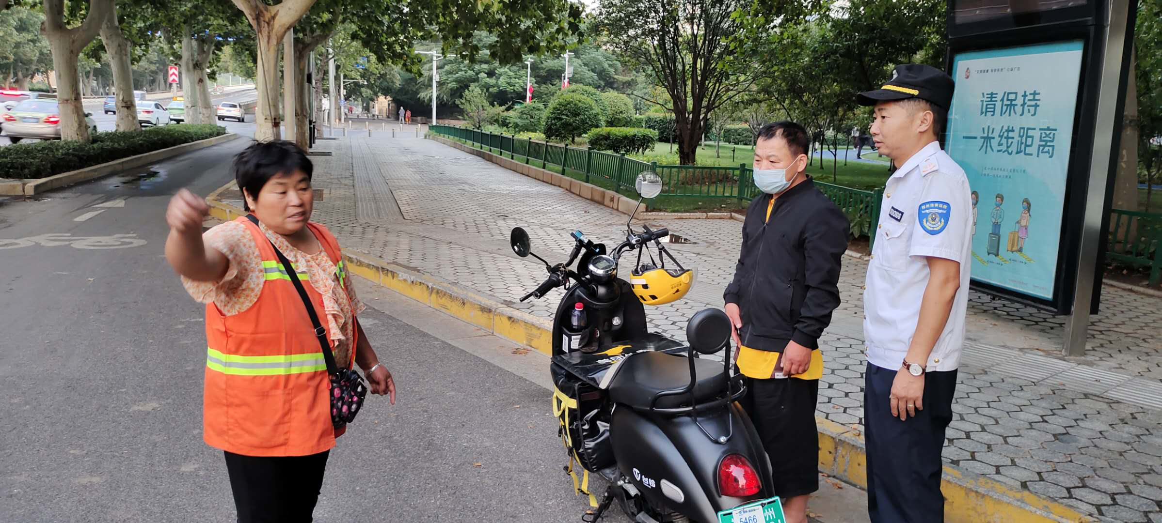 外卖小哥|心疼！外卖小哥半夜送餐后丢失手机，借酒消愁醉倒街头