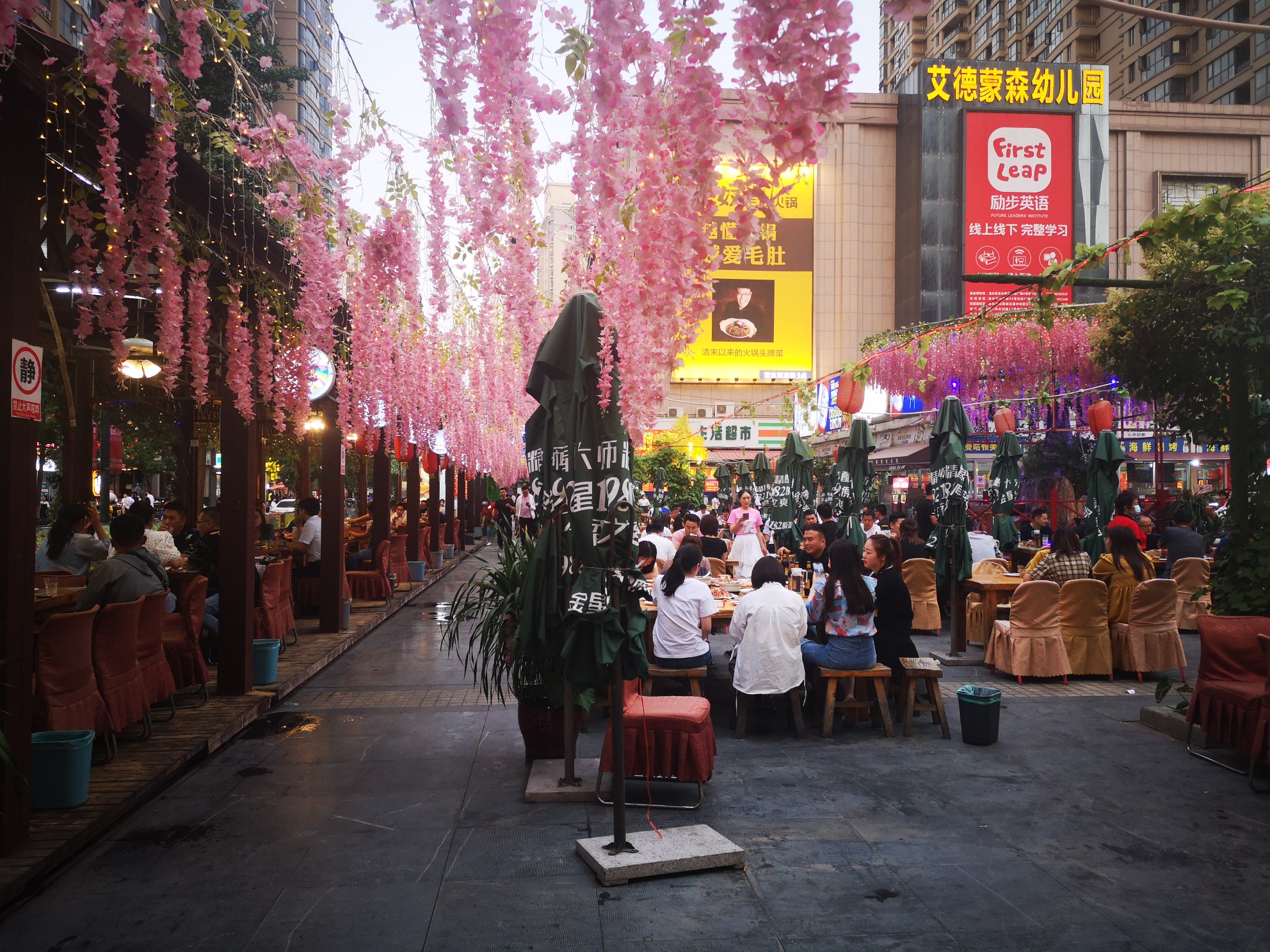 端记者对郑州夜市市场走访调查发现,除了健康路夜市外,还有曼哈顿广场