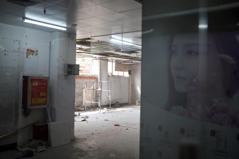 建筑|郑州一居民楼被砸4米大洞 业主心发慌
