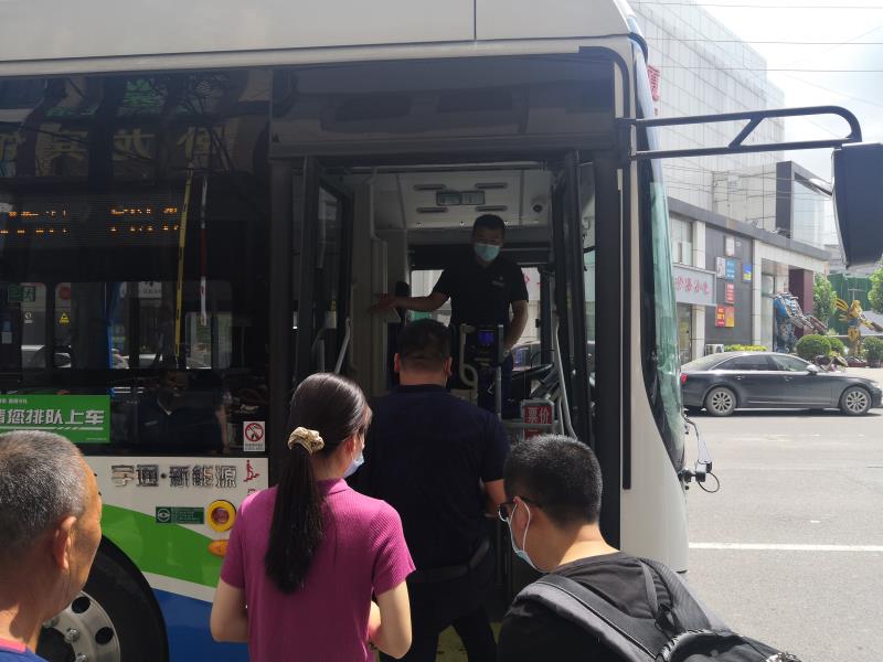 |郑州最先进的公交车来了！西区首座加氢站开始测试，30台氢燃料公交车首次在226路、113路投运