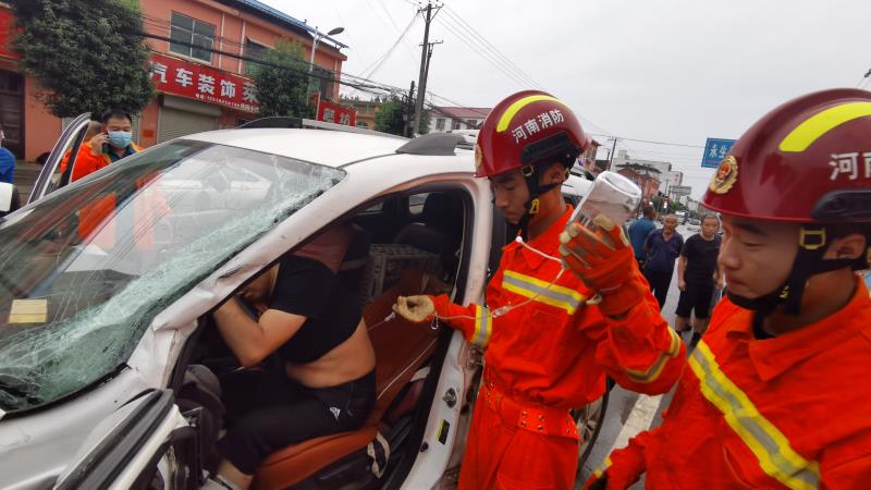 消防|凌晨发生车祸2人被困受伤 消防20分钟快速救出