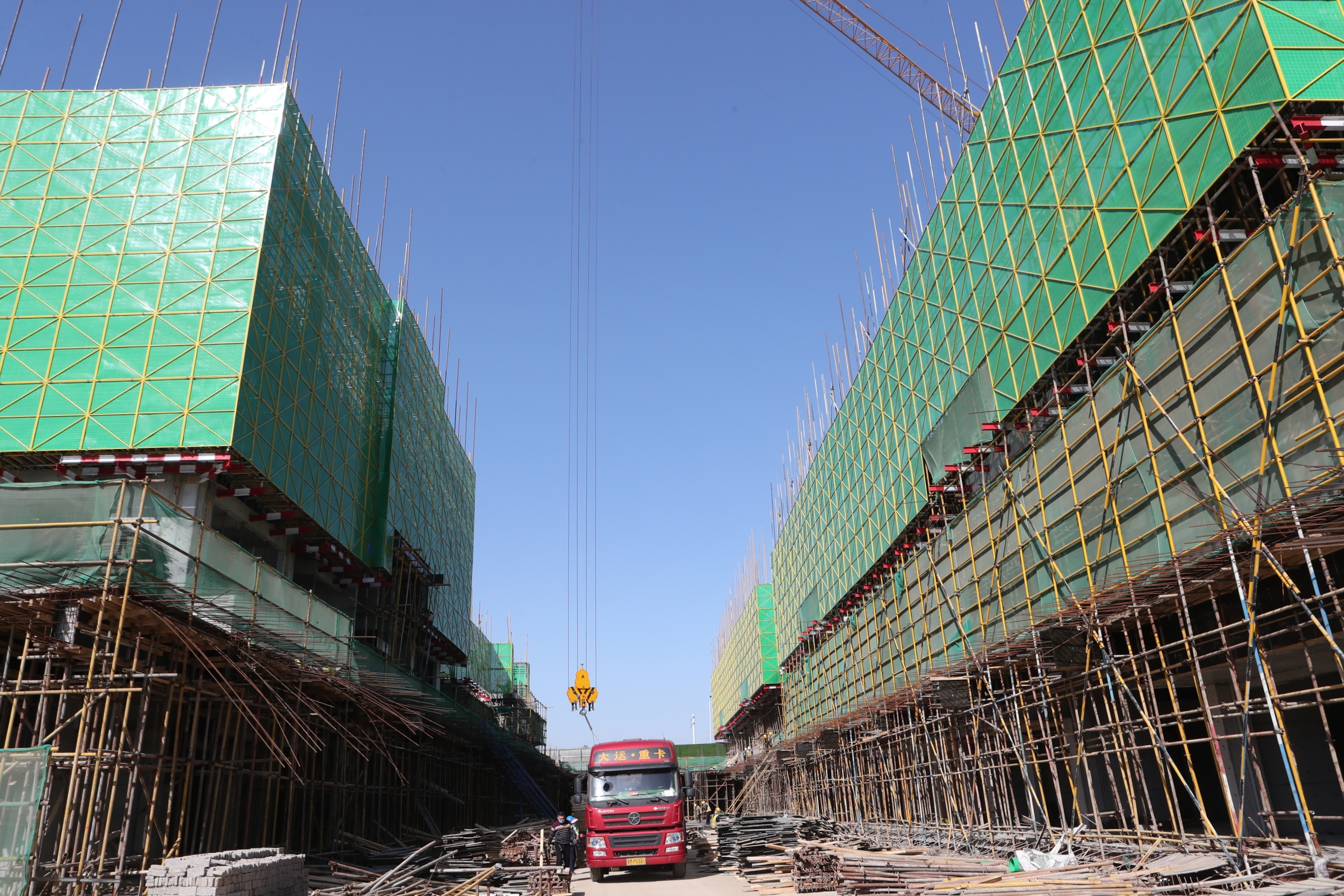 #疫情#【重点工程复工探访】复工率100%!这个建筑工地有啥“战‘疫’宝典”?