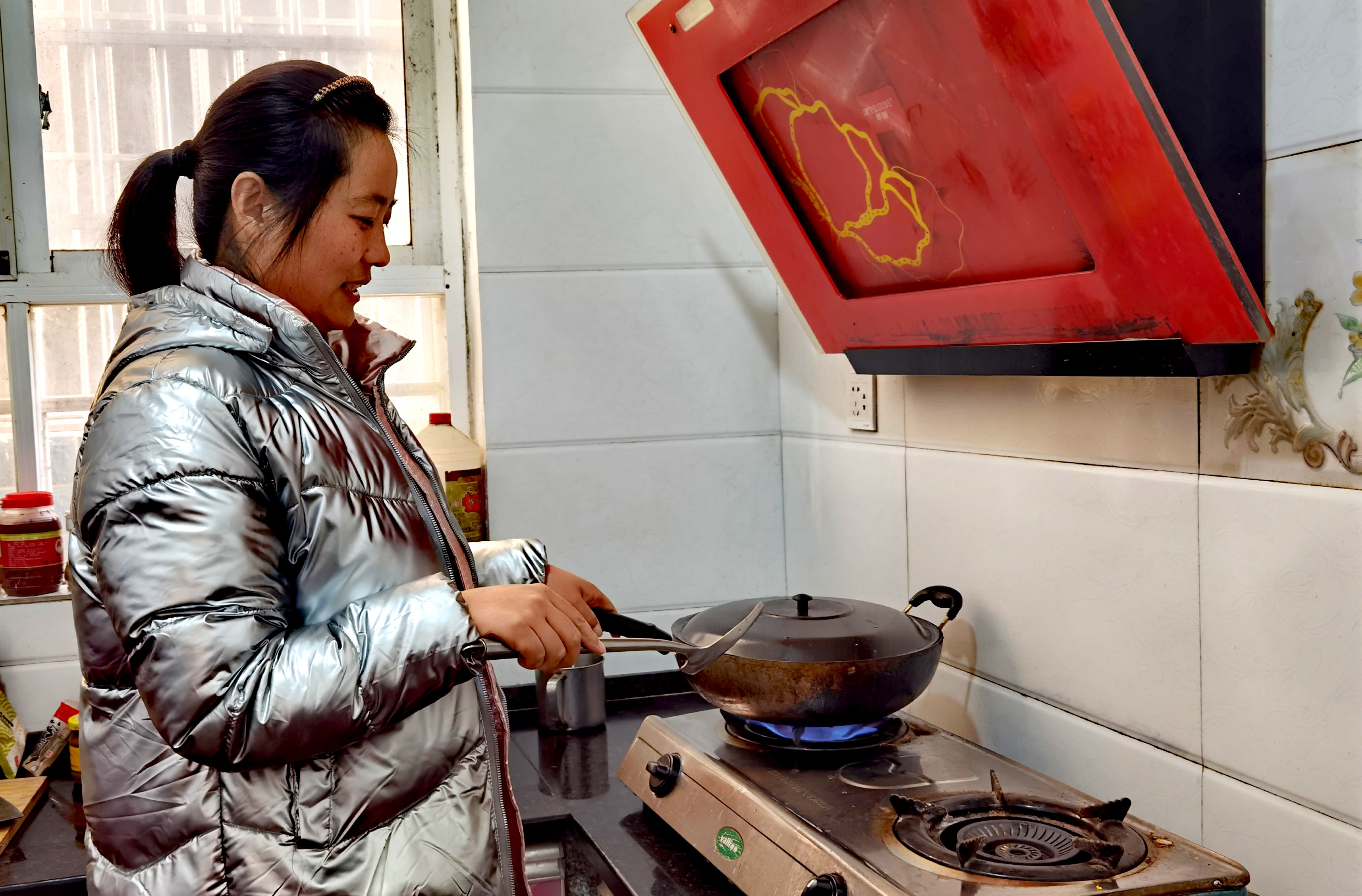 婆媳俩地里忙完农活，回家做上一桌家常饭，饿了吃啥都很香_凤凰网视频_凤凰网