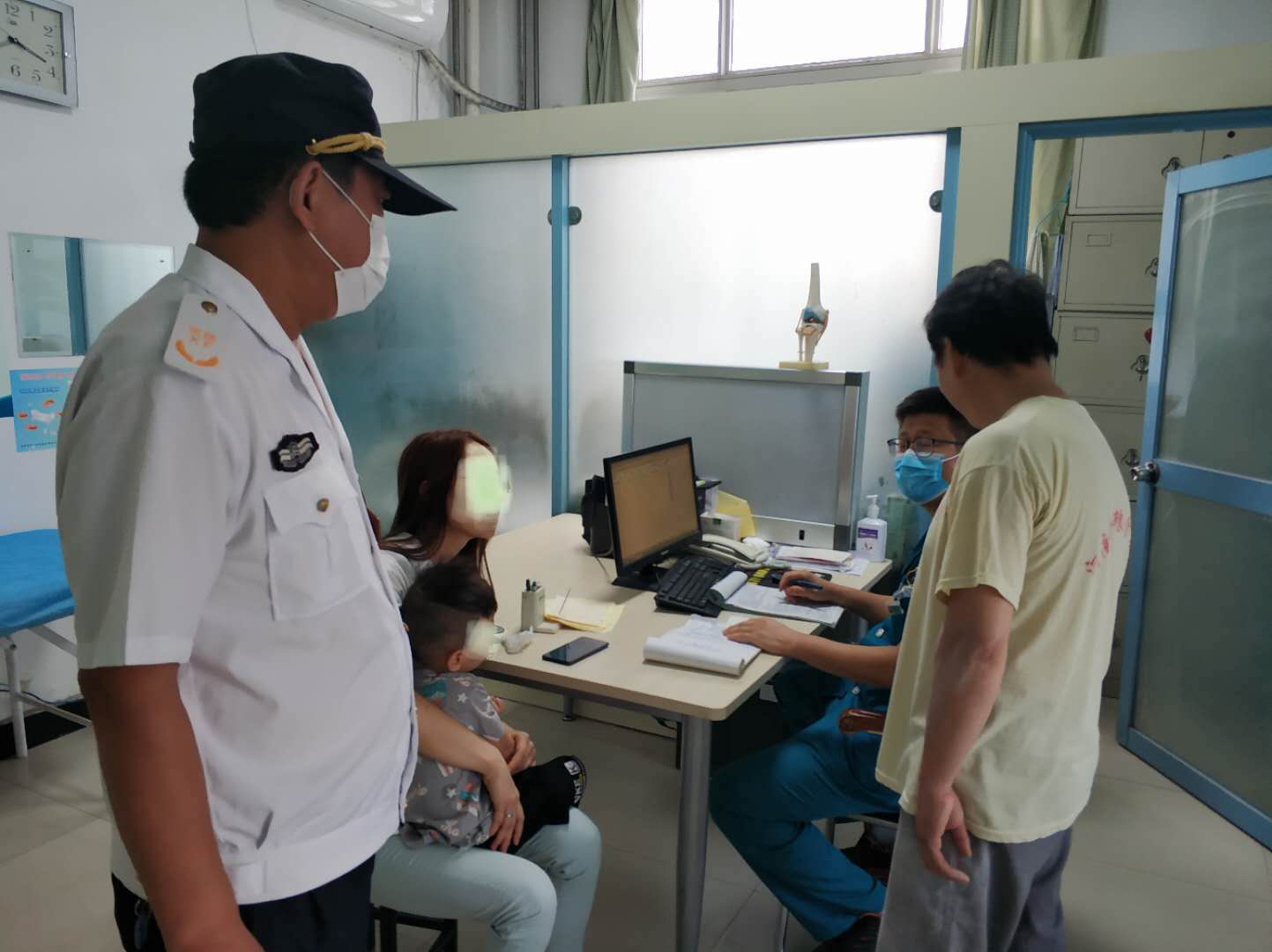 人行道|男子骑电动车上了人行道，3岁男童被撞伤