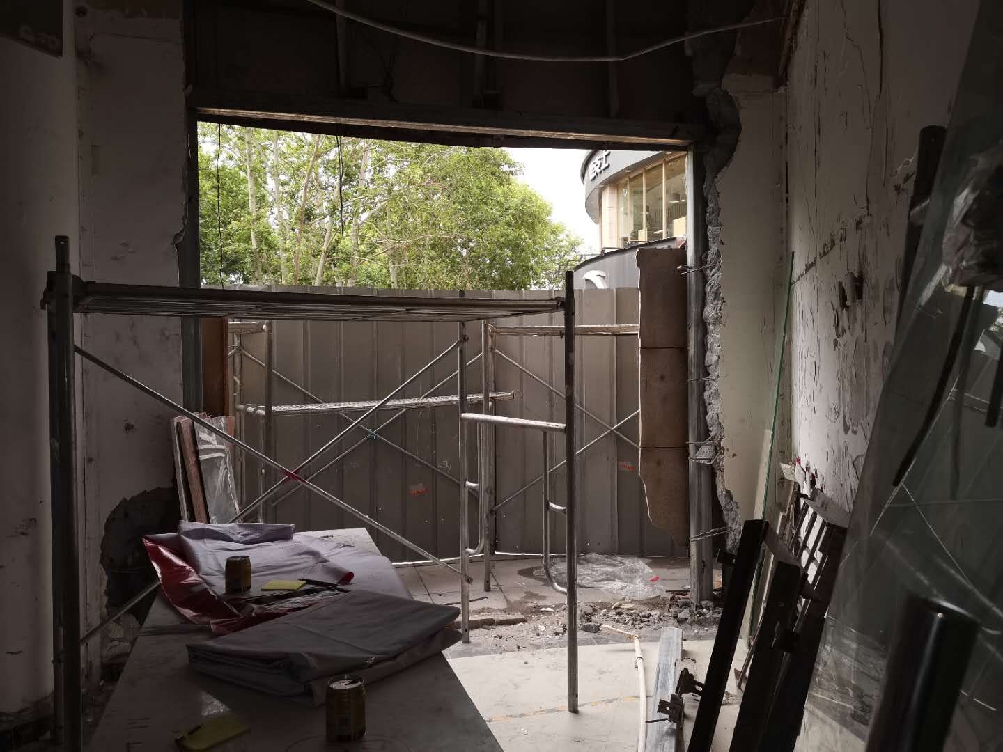 法制|凿掉墙壁欲作门店 执法部门责令＂恢复原状”