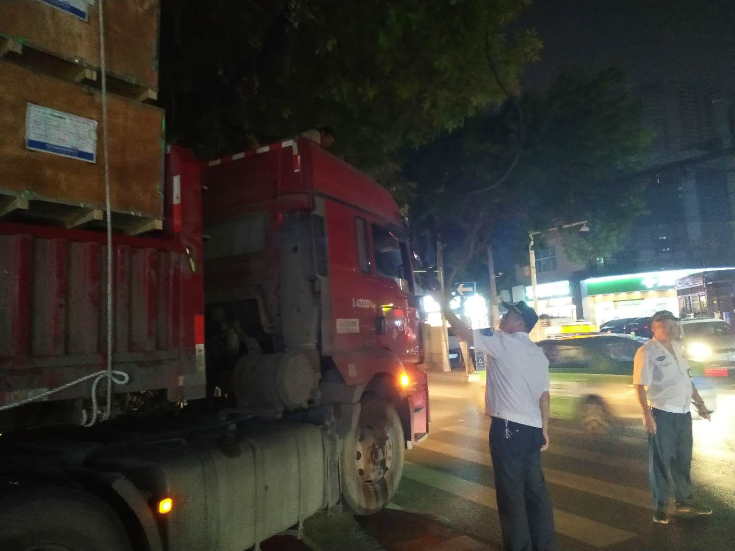 大货车|险!大货车超高拉货挂住空中电缆线