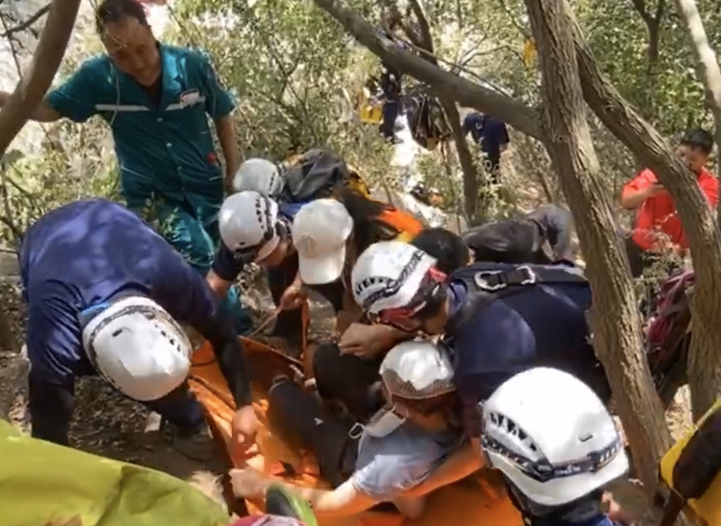 嵩山女子登嵩山坠崖后被树拦下，救援人员紧急营救，6小时后伤者被抬下山