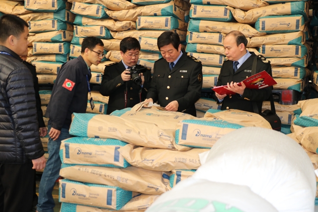 执法人员现场核查食品生产企业原材料进货票据