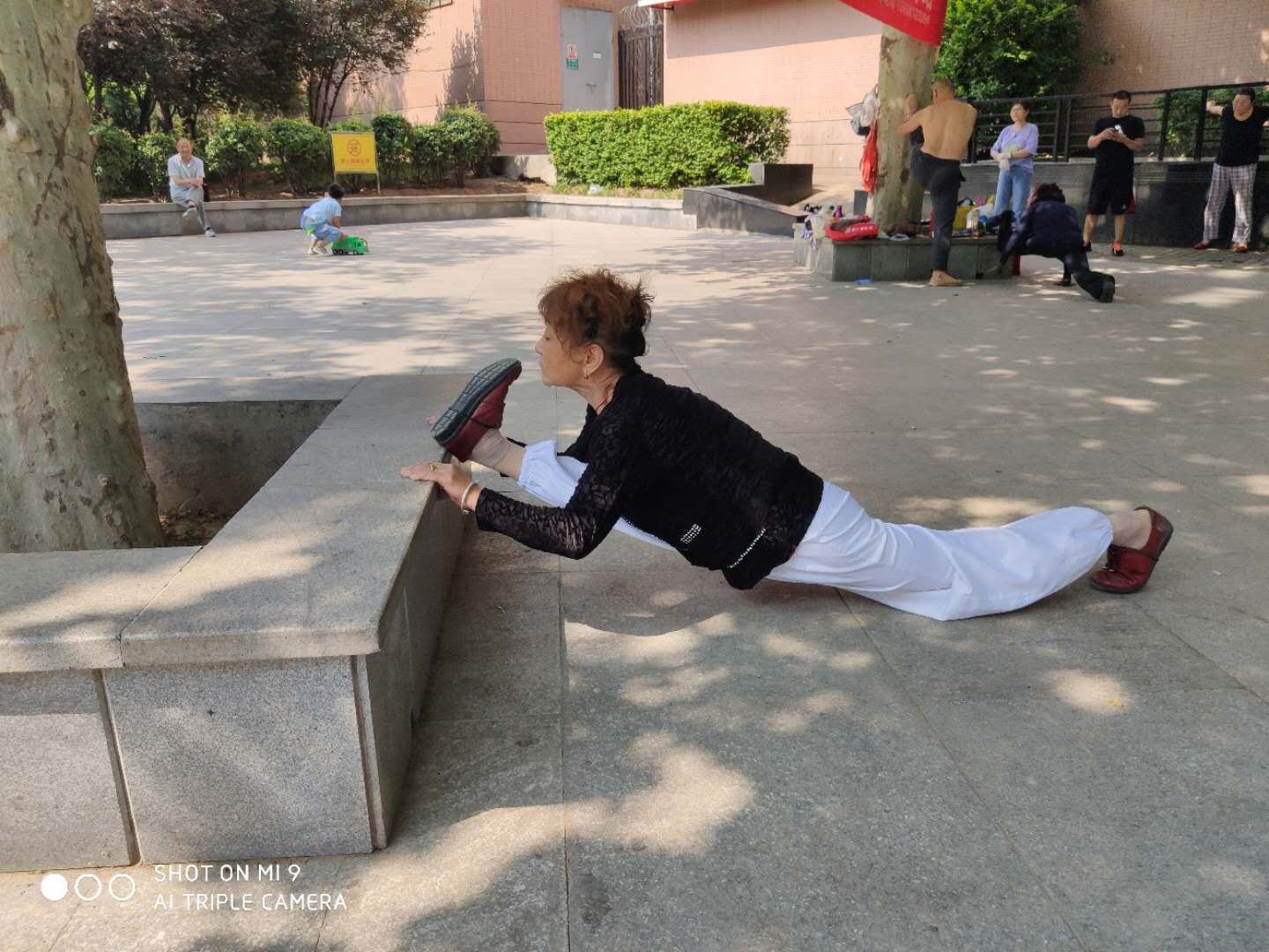 卧虎藏龙这儿多位老年人能做一字马