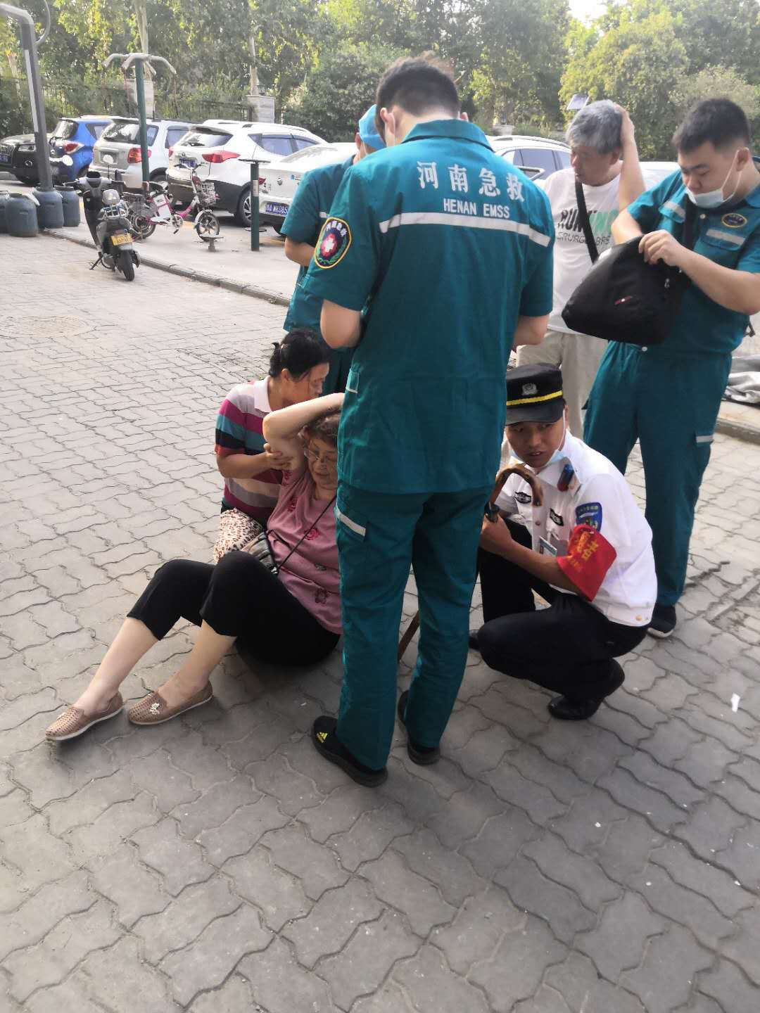 社会万象|六旬大妈从三轮车上摔下头破血流，众人纷纷出手相救