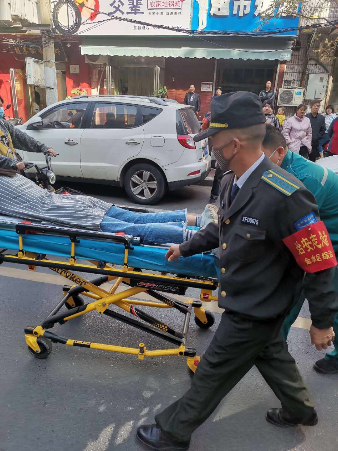 |电动车与共享单车相撞，两名骑车女子都受伤了!