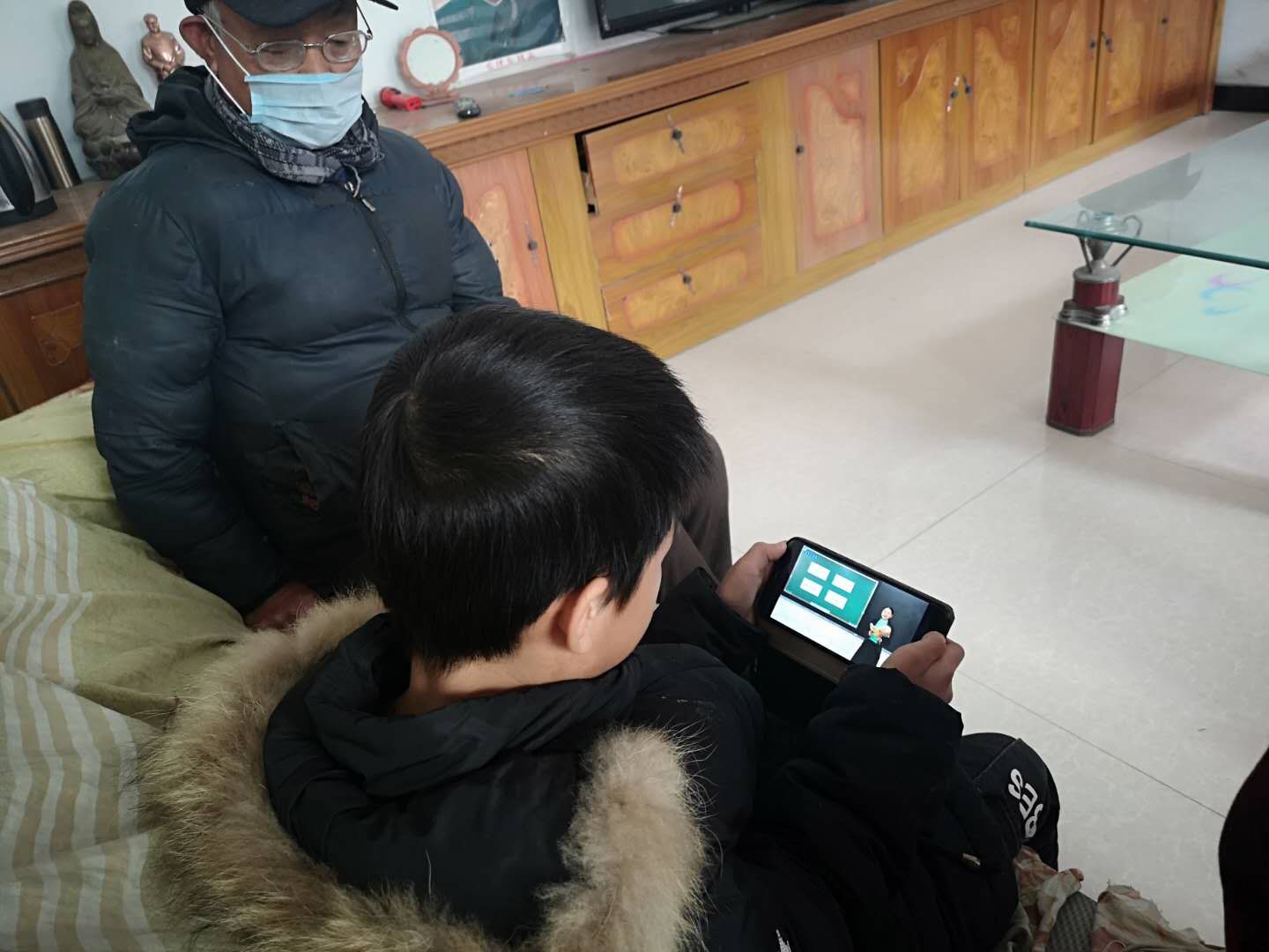 『蹭网』再也不用“蹭网”学习了！帮扶之下，贫困少年解决上课难题