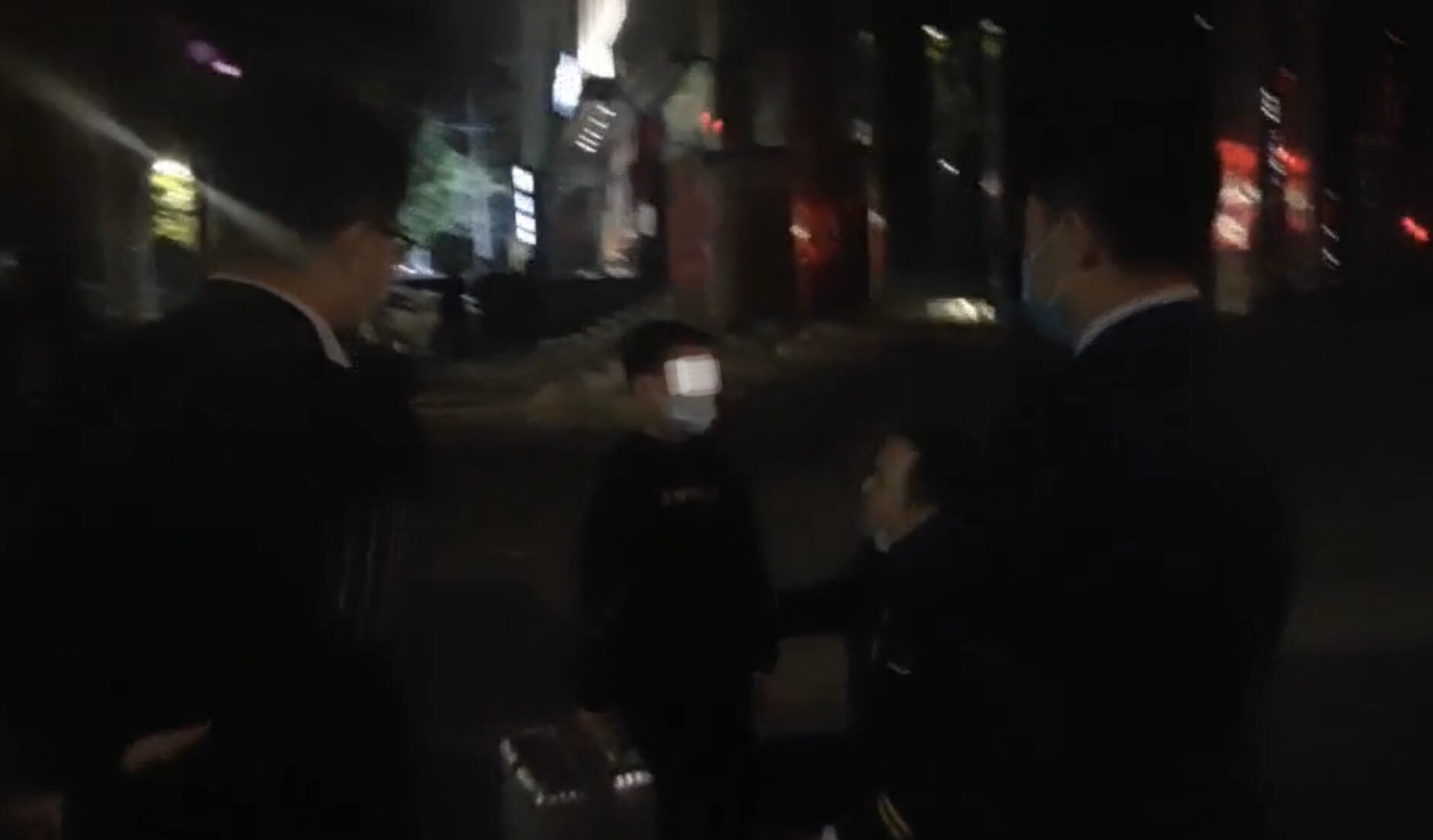 |难忍父亲责骂，9岁少年带着行李箱夜间离家出走，多亏遇到他们