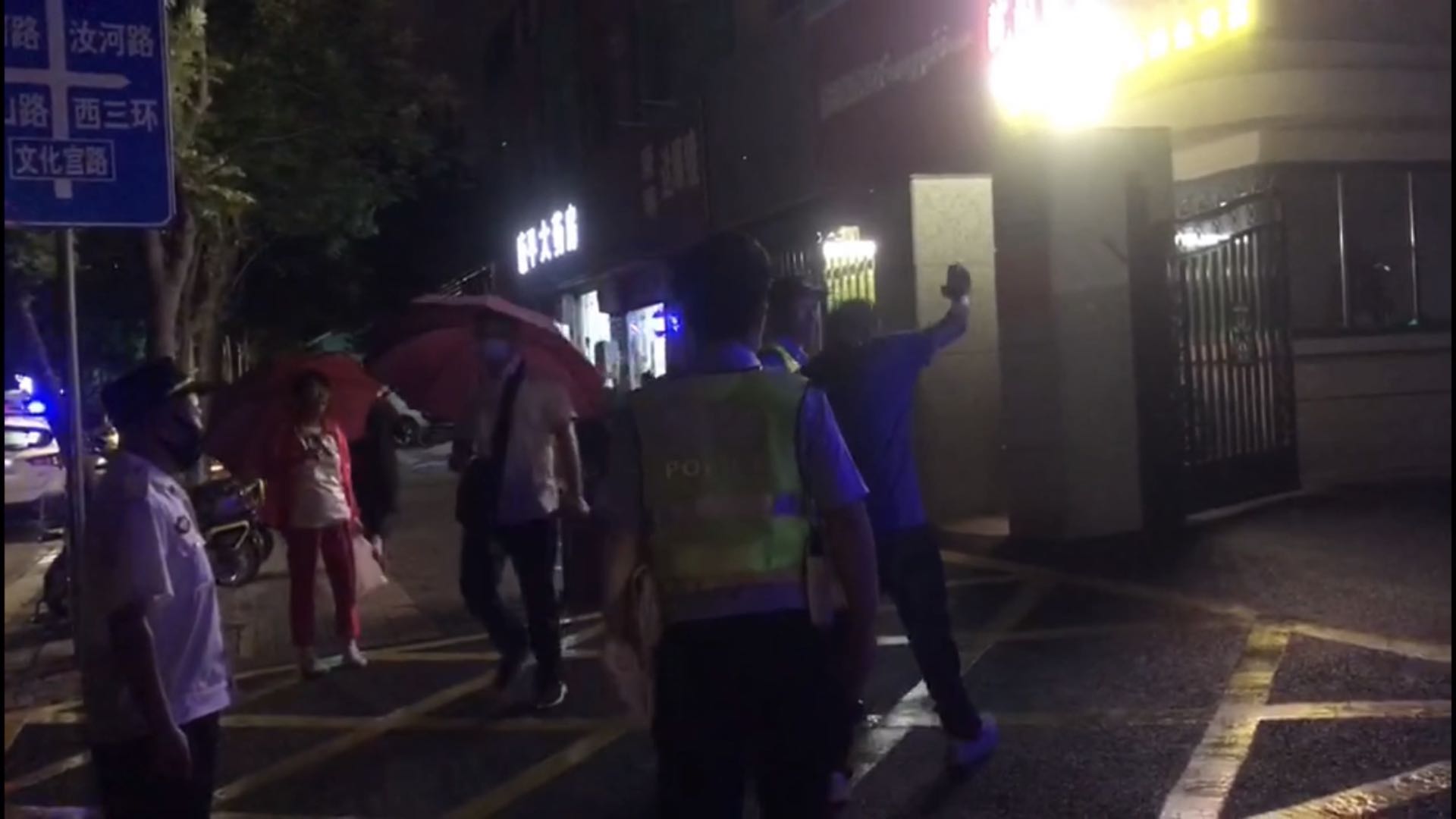 法制|暖！雨夜醉酒男躺倒在马路边 一车主打开双闪停其身旁