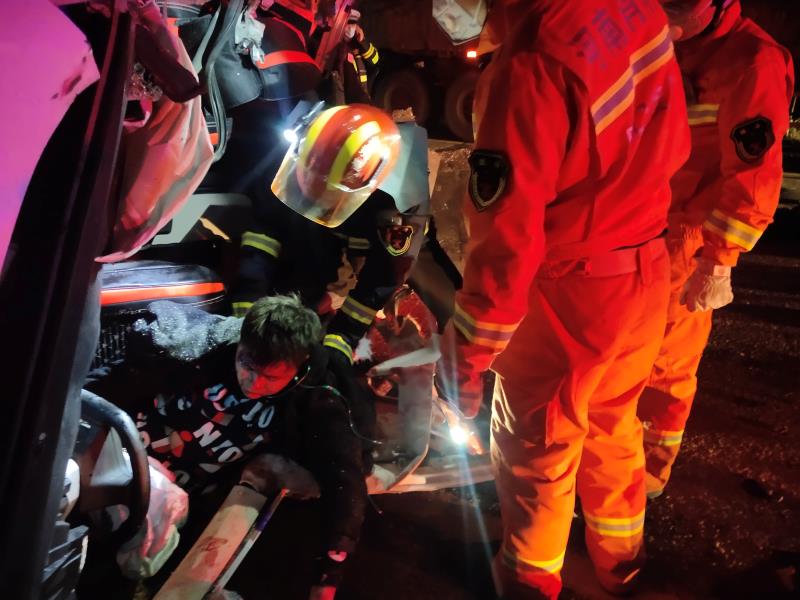 「」惨烈!一轿车被撞侧翻， 直接被“削顶”