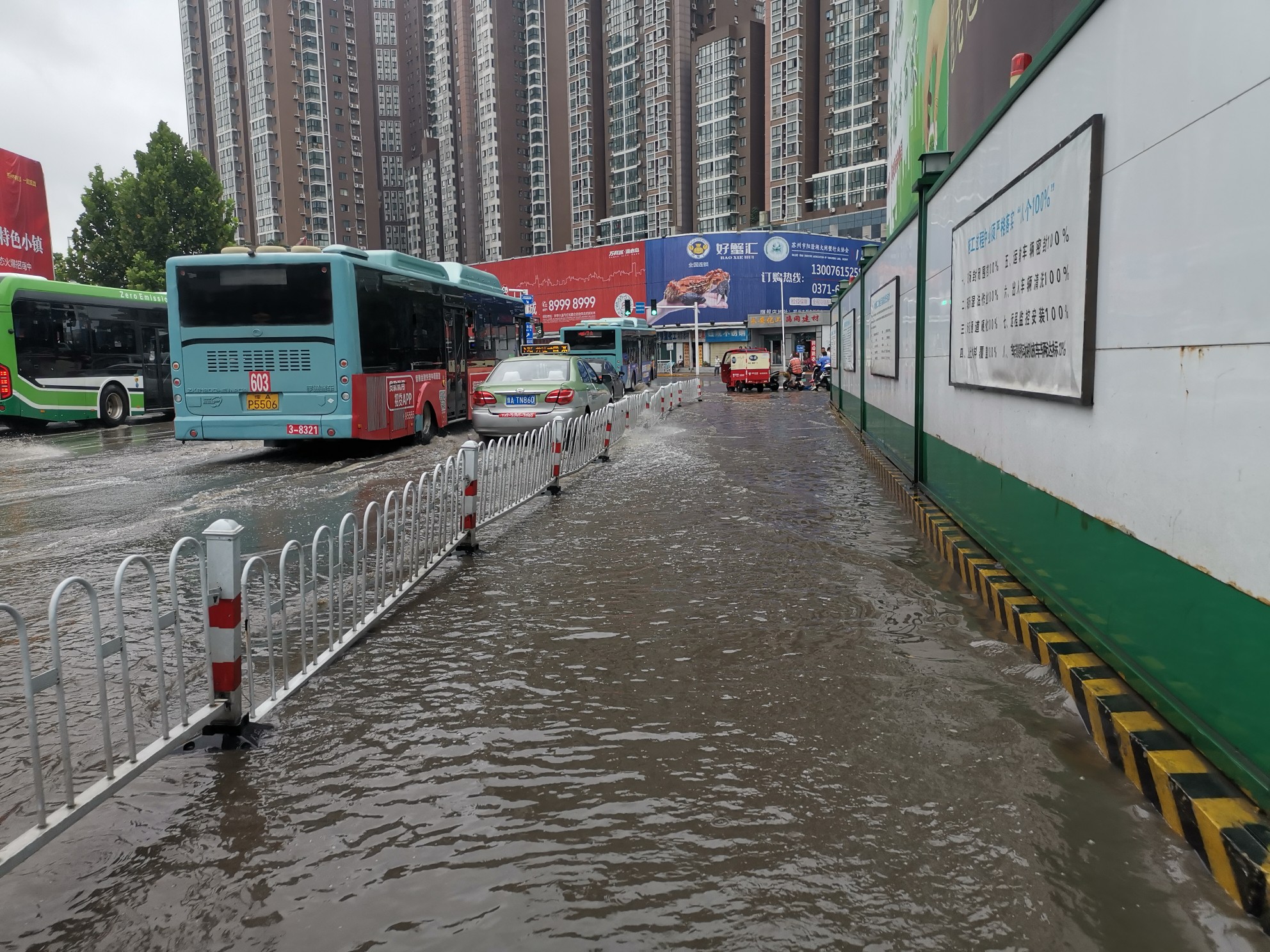 郑州交通|一夜降雨后，郑州城区多处积水点积水正逐渐散去