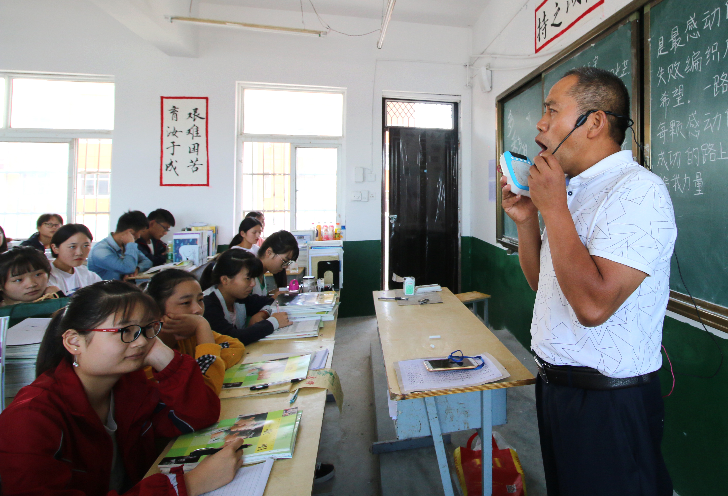 的报道了商丘市宁陵县第二高级中学被称为网红"万能点唱机"的音乐教师