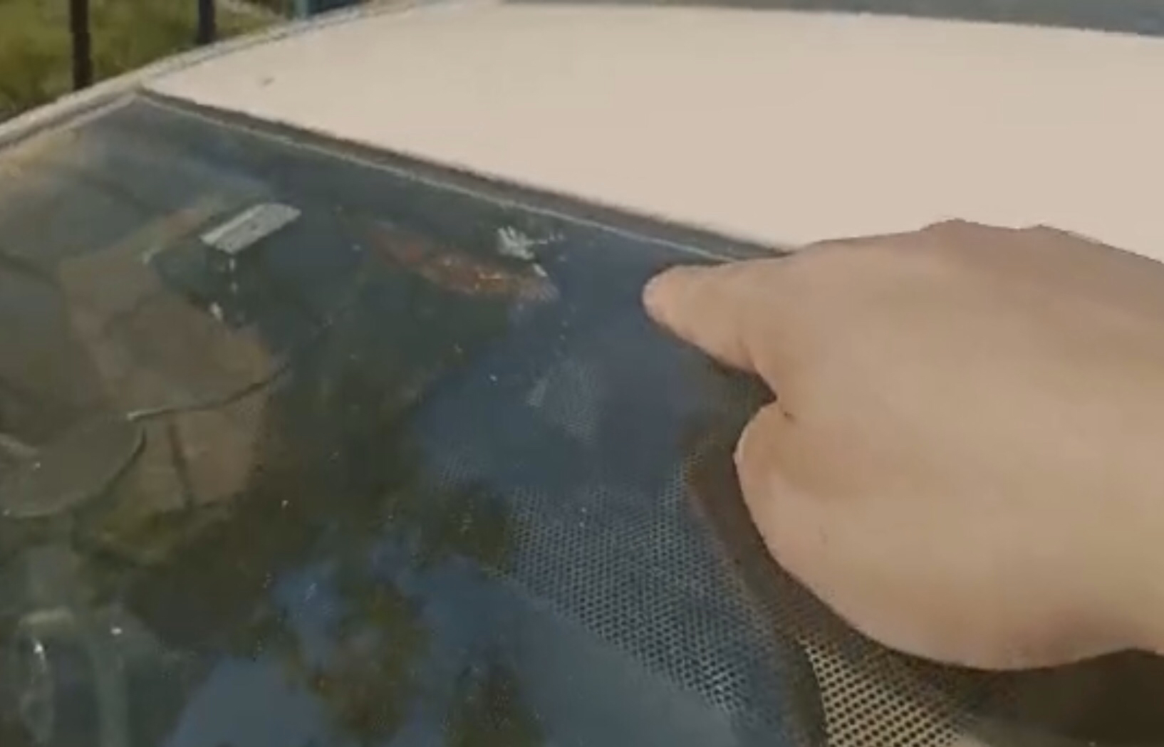 挡风玻璃|高空落下一个砂锅盖，楼下三辆车不同程度受损，其中一辆挡风玻璃被砸个大窟窿