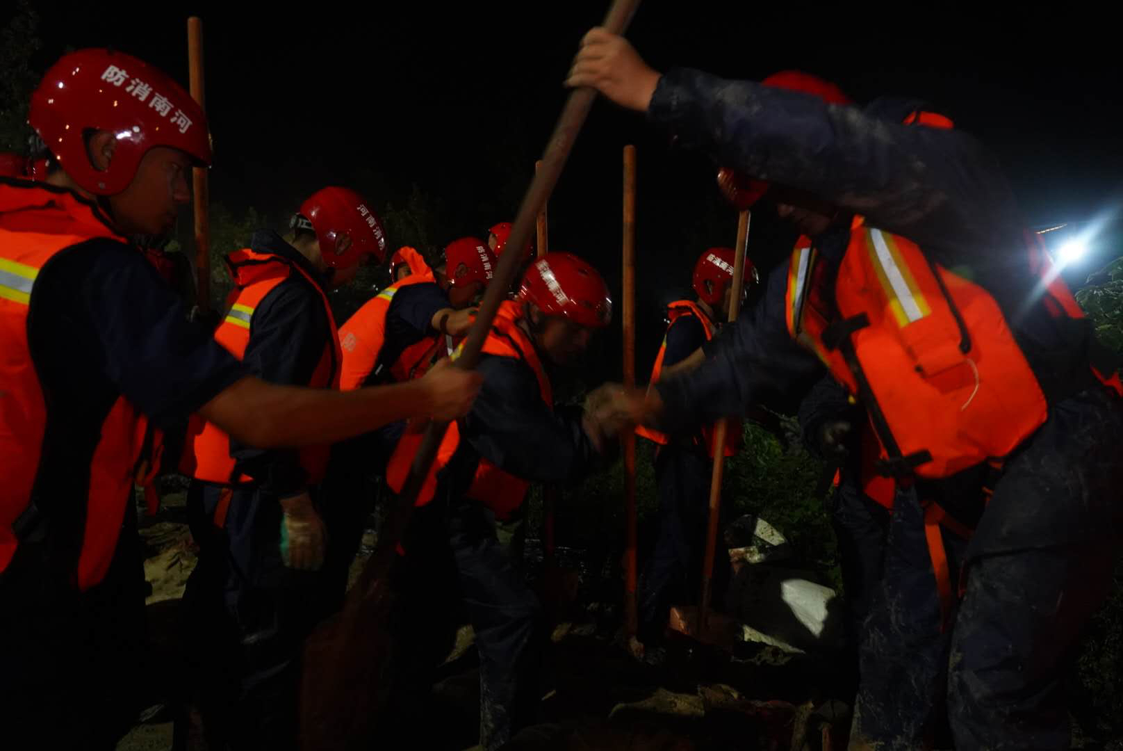 消防员|紧急抢险！河南消防员满身泥浆坐在路边休息