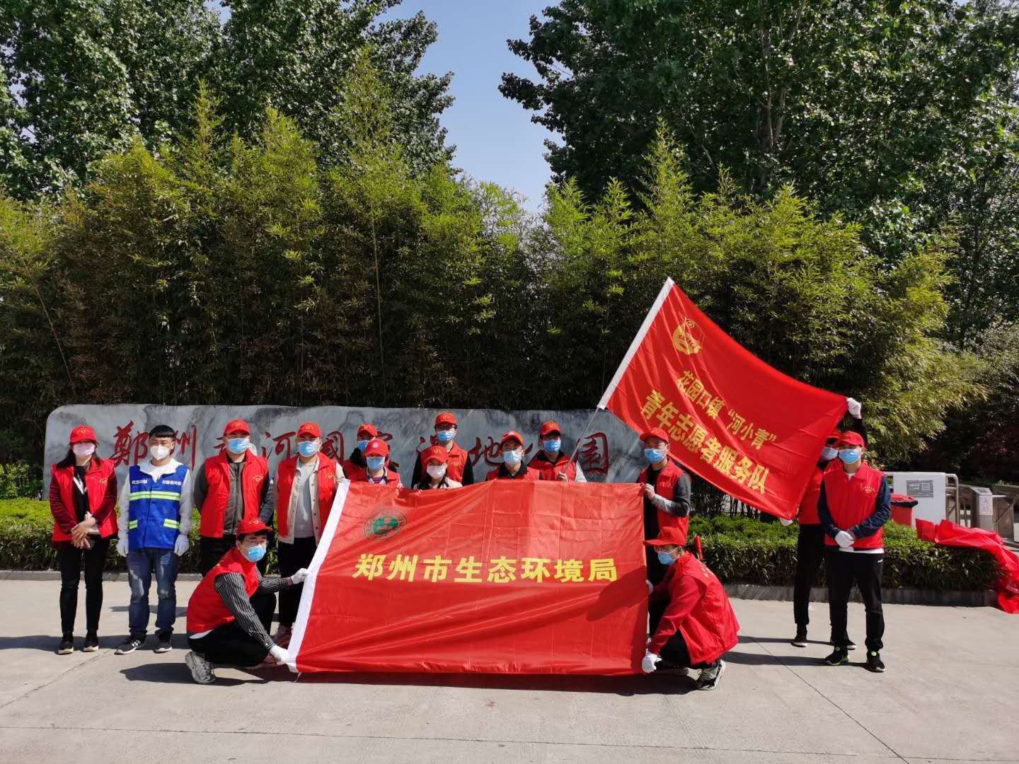 「世界地球日」世界地球日，70名环保志愿者绿色骑行成街头一景