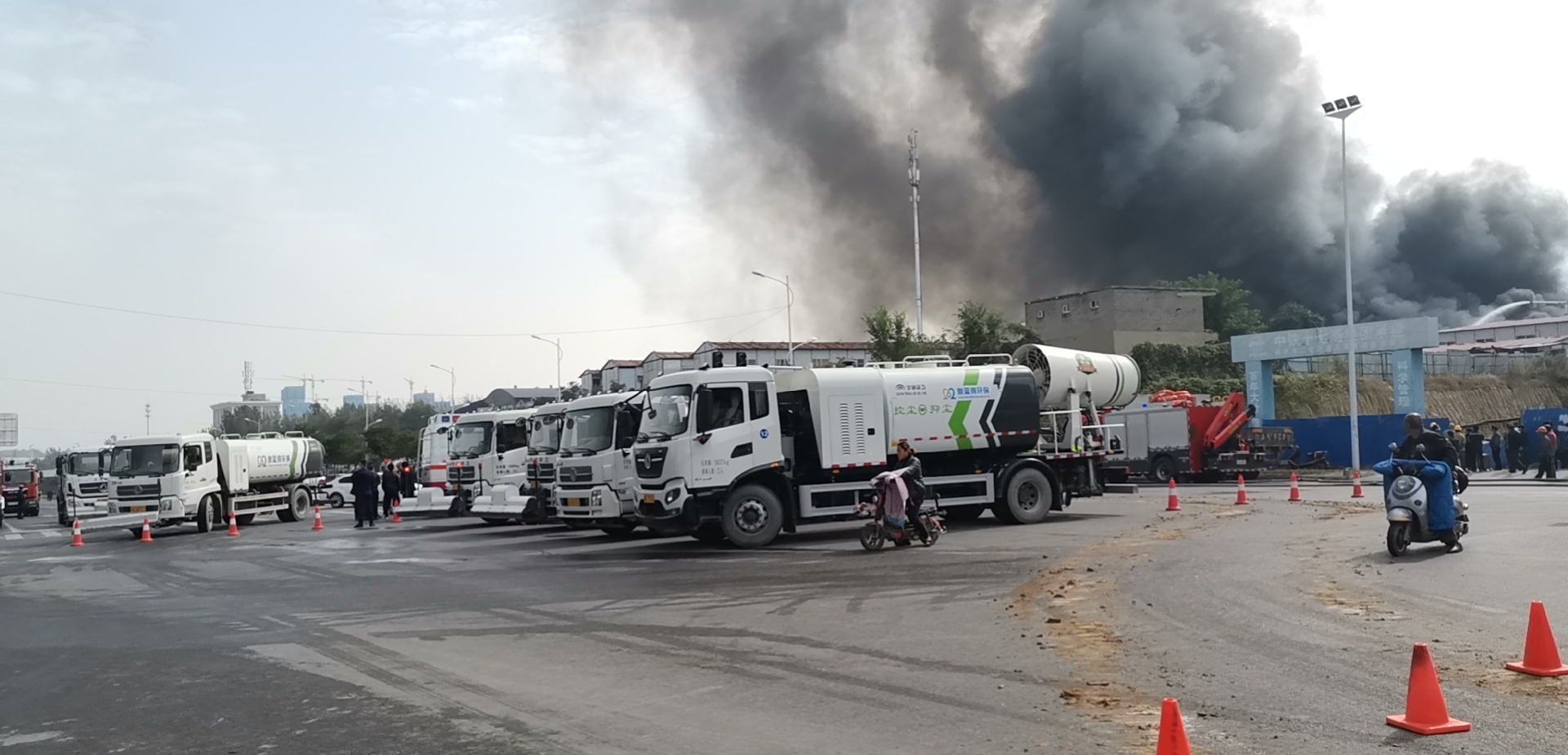 |一仓库突发大火，滚滚浓烟熏黑半座城的天空